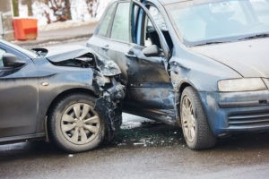 Accident de voiture dans une rue avec des automobiles endommagées après la collision