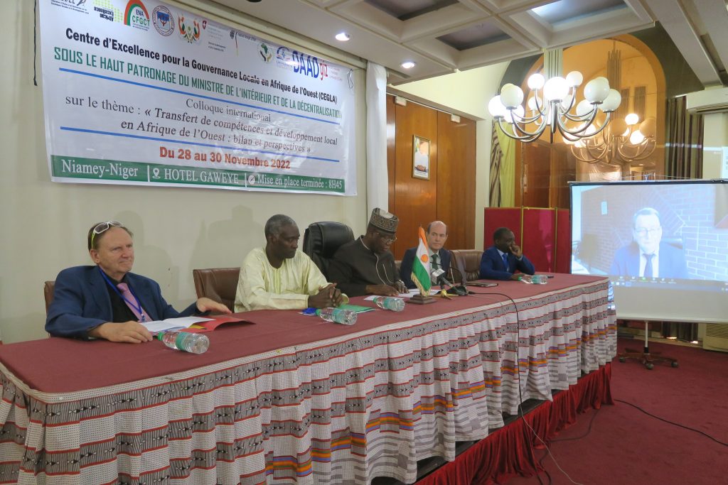 De gauche à droite : Chef du Projet CEGLA, Doyen de l'Université Abdou Moumouni, Maire communal du Niger, SEM l'Ambassadeur d'Allemagne au Niger, Modérateur du Colloque
Sur l'écran : Le recteur de l'Université de Kehl