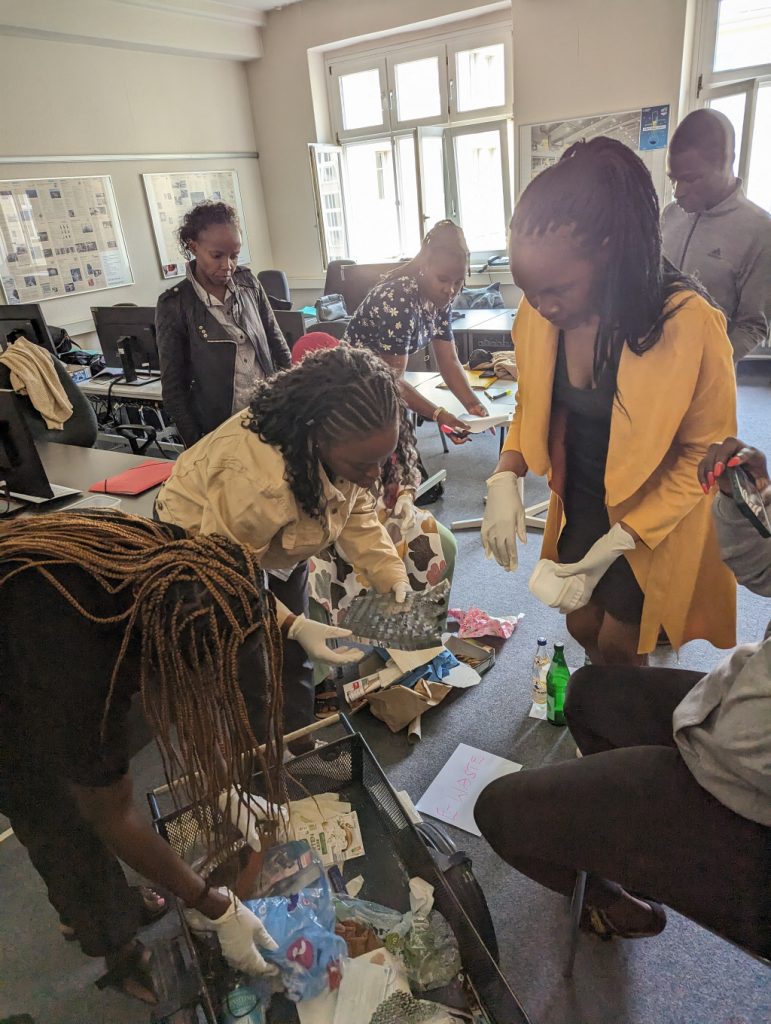 Les participants ont suivi une formation pratique sur la manière de recycler les déchets d'emballage en papier pour produire du nouveau papier. 